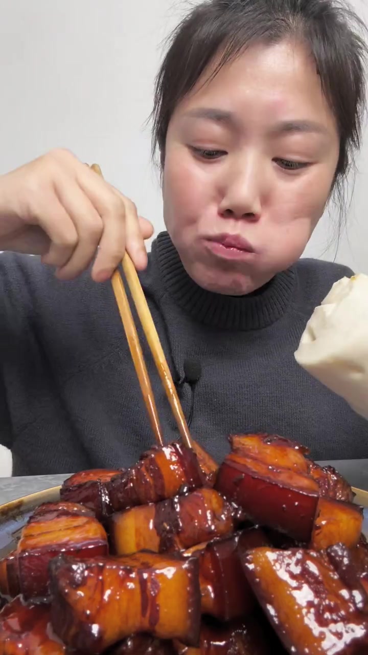 红烧肉配馒头，香到骨子里！