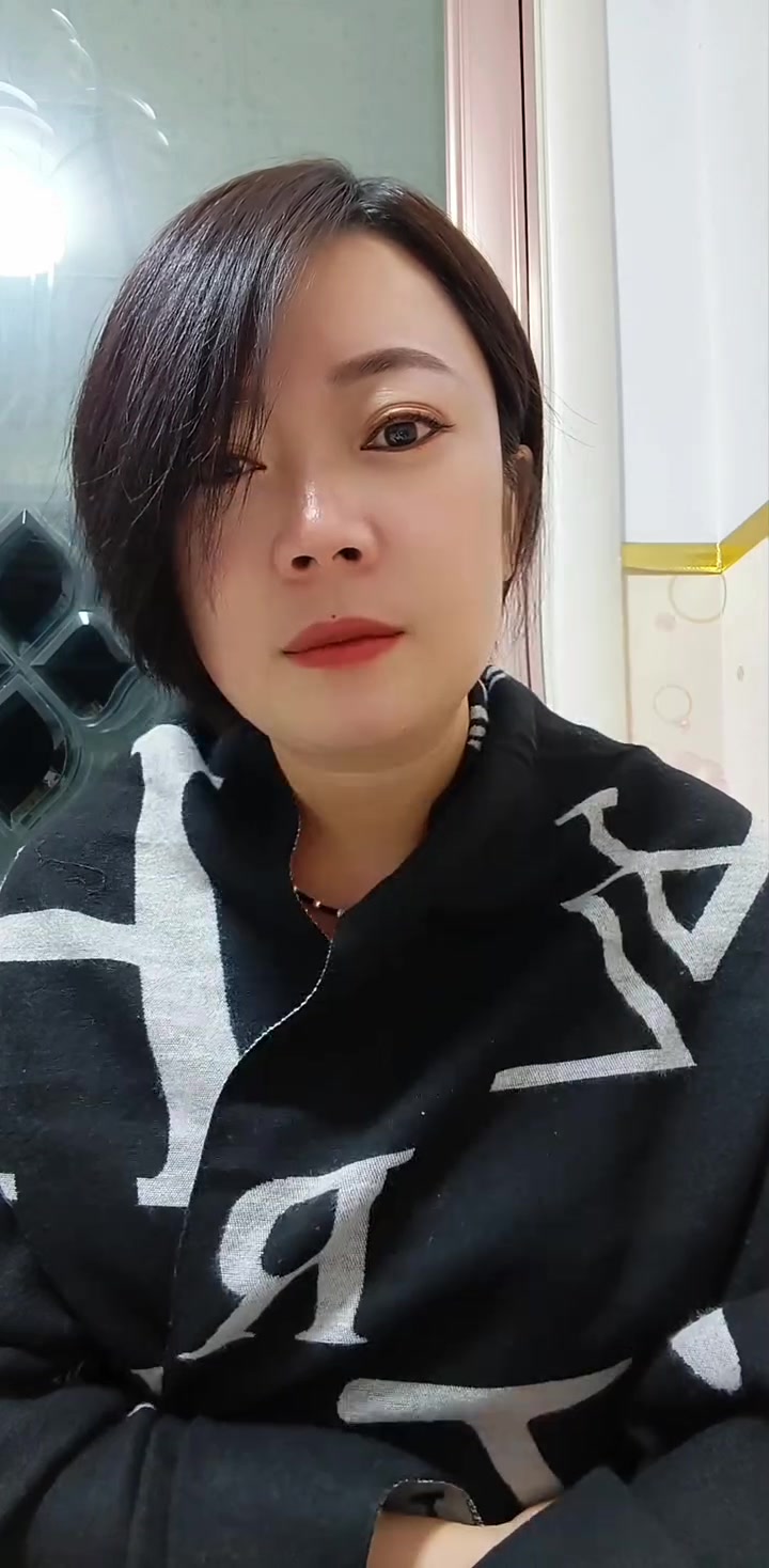 卖菜的小女孩懂事的让人心疼