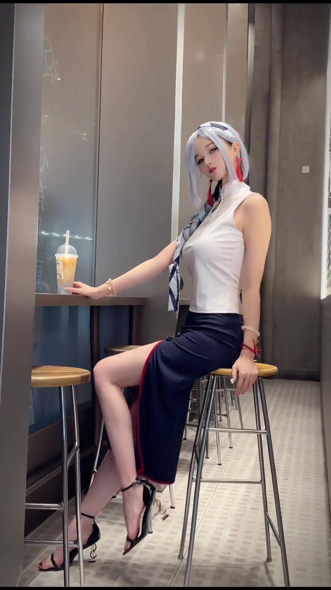 小姨请喝奶茶,二次元申鹤cos走进三次元!