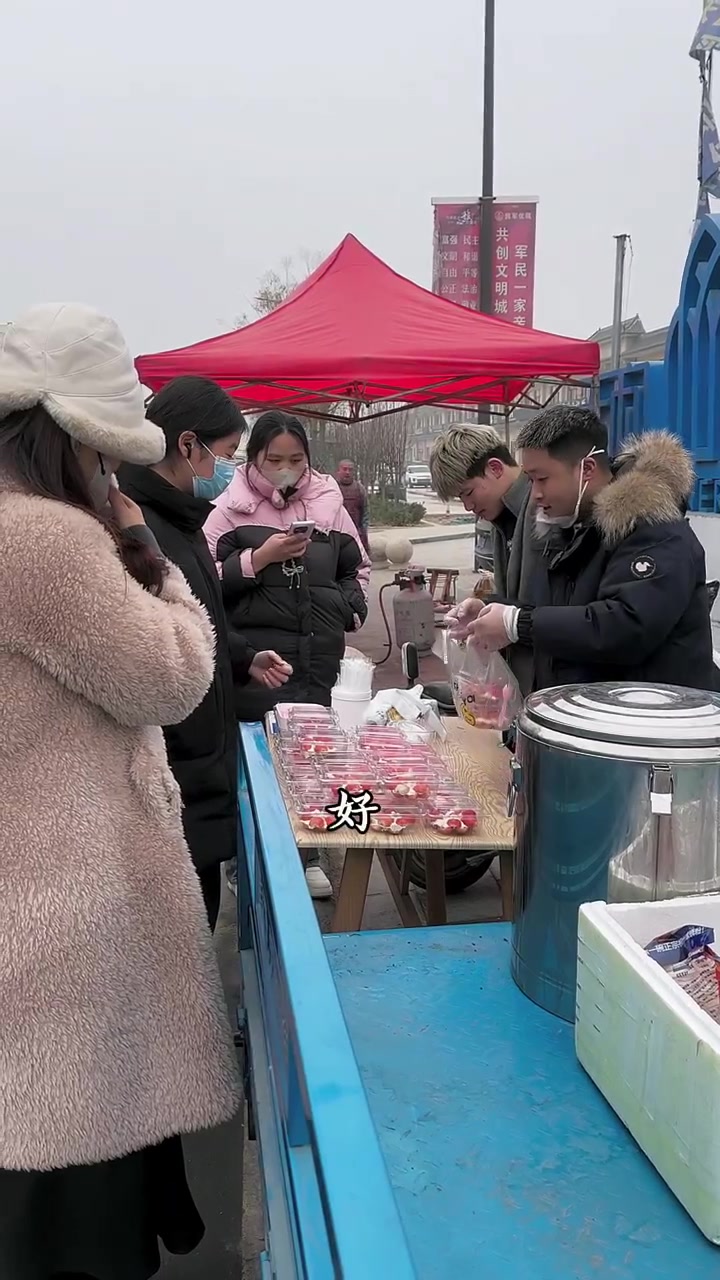 周末做了巧克力草莓奶油砖味道绝了,草莓搭配奶油也太好吃了