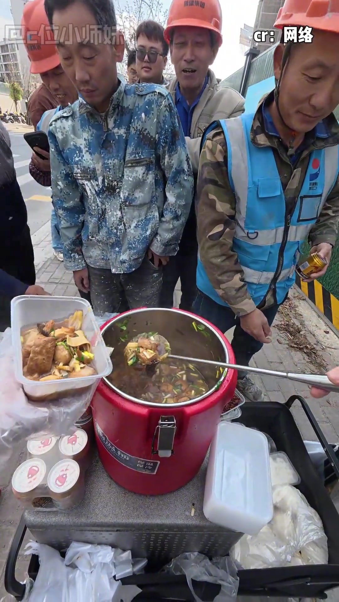 十元一份的盒饭,却藏着最真的温暖 #盒饭 #卤肉饭 #工人(素材来源:@阿飞30)