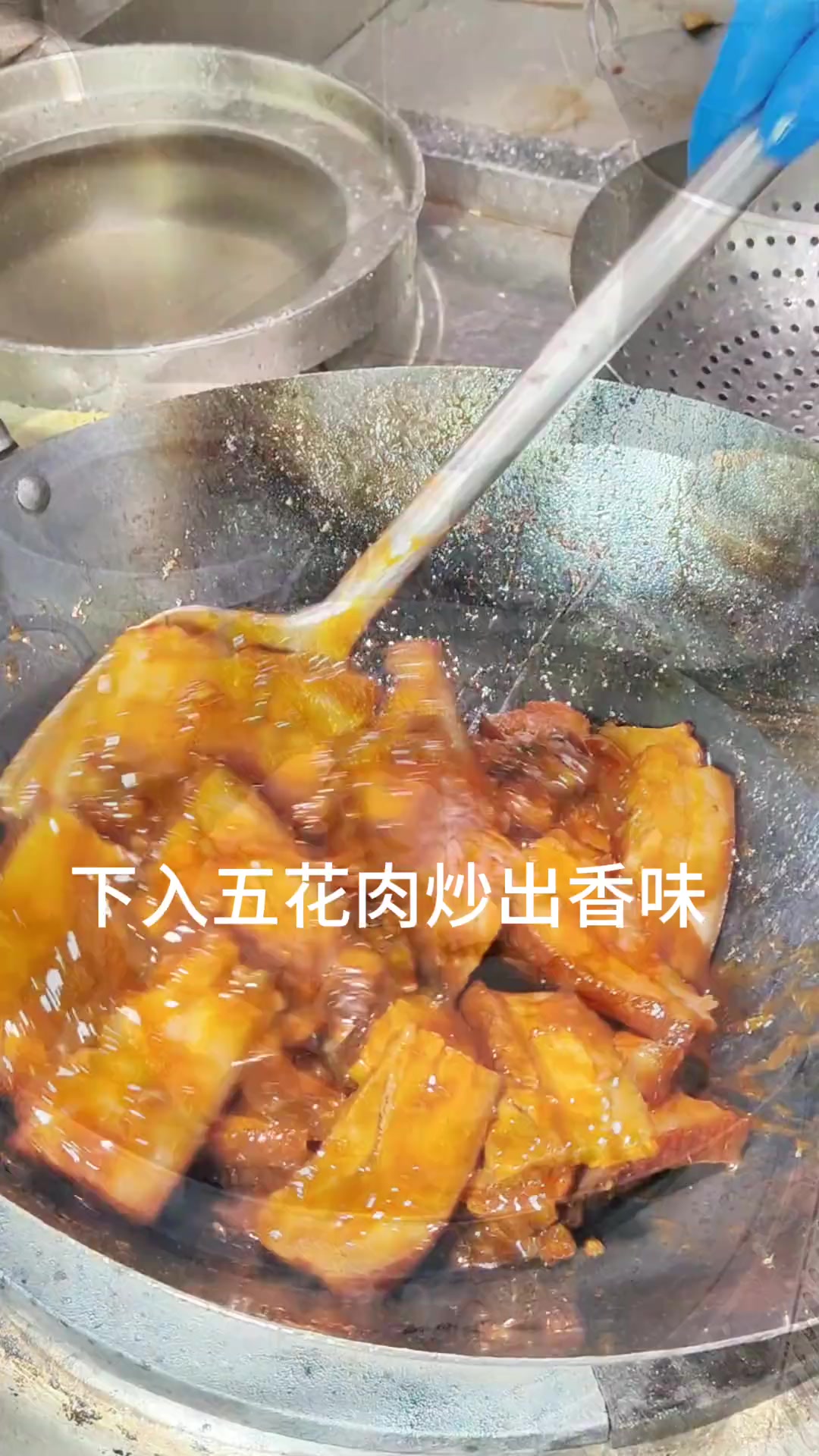 香芋扣肉分享给您!经典粤菜,口感软糯,肥而不腻,芋头香甜