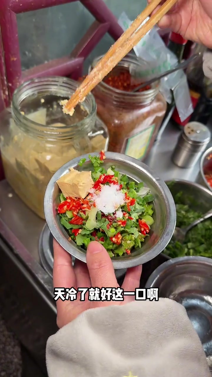 成都菜市场的碗碗蘸水羊肉汤，汤清肉嫩
