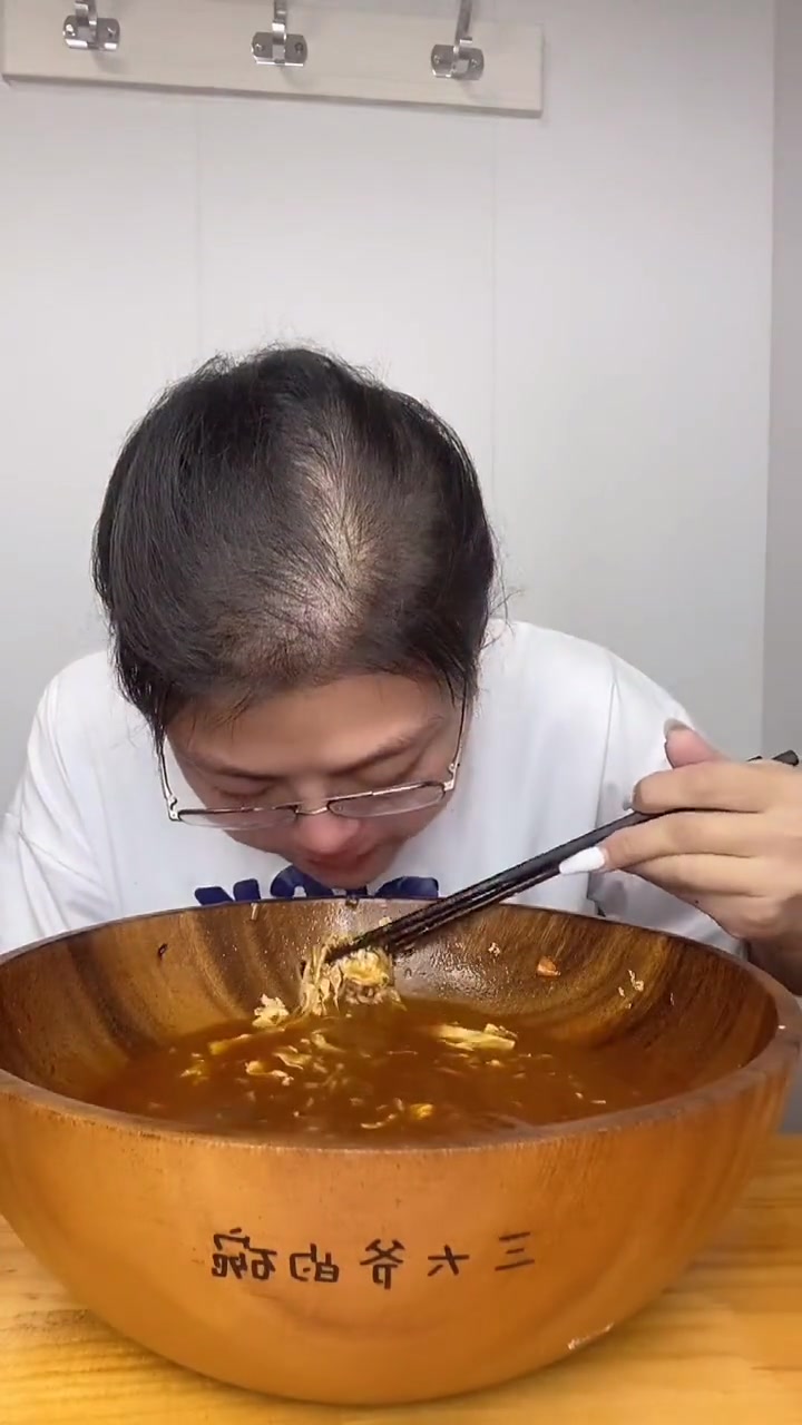 第一次吃这味方便面,热乎但味道一般般!