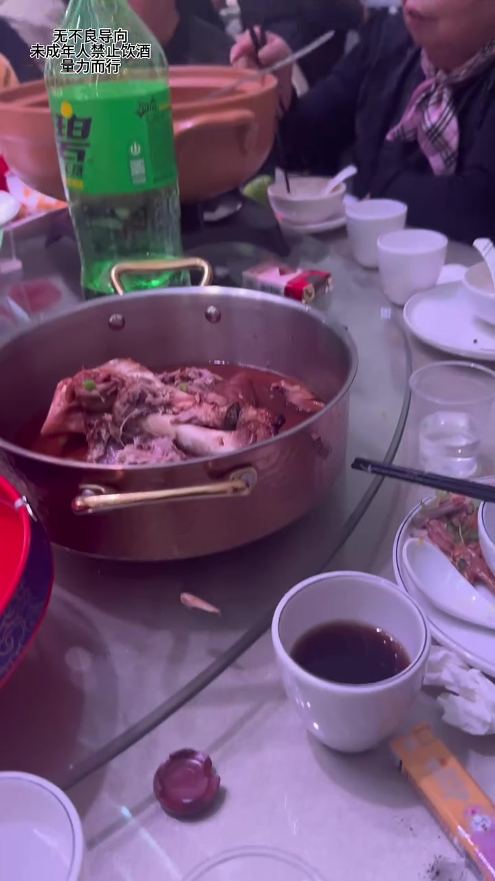 他问:你们河南的酒席只有八个凉菜?