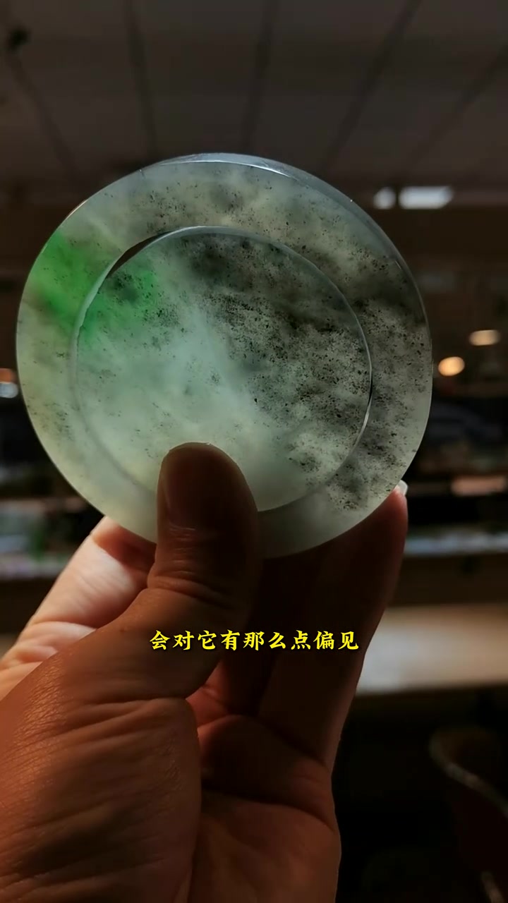 特色冰种乌鸡翡翠手镯，还带了一点点绿，收入囊中