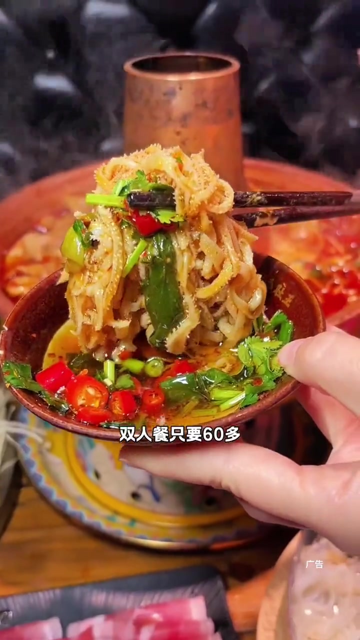 1块钱半斤嘎嘎好吃的生炸鸡架你吃过吗?天冷了来丽达茂的冒山魁吃冒菜火锅也太过瘾了#心动榜餐