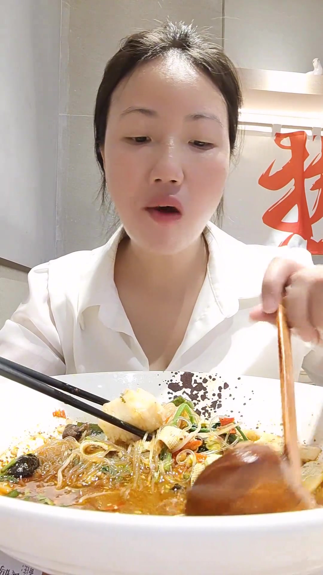 重庆麻辣烫的鱼肉太嫩了,香到心巴上!