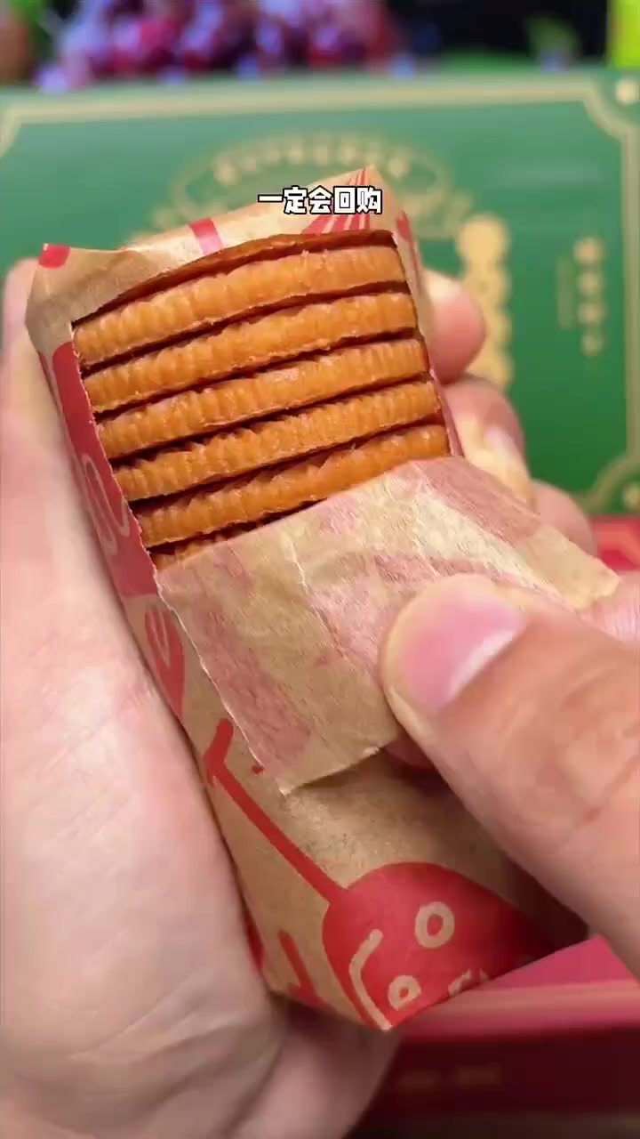 小时候经常吃的万年青饼干,葱香酥脆,越吃越香,大人孩子都爱吃,趁划算快囤两盒和家人分享吧