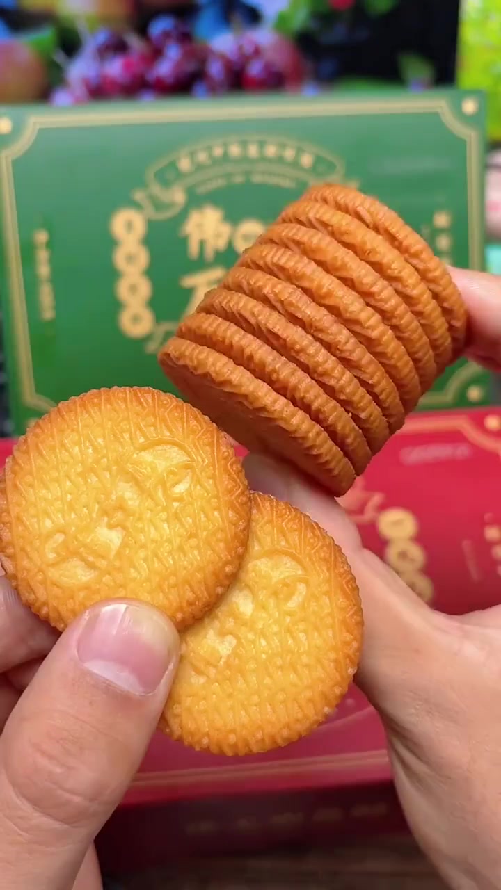 小时候经常吃的万年青饼干,30年伟龙老品牌,咸香酥脆,满满的童年回忆啊!