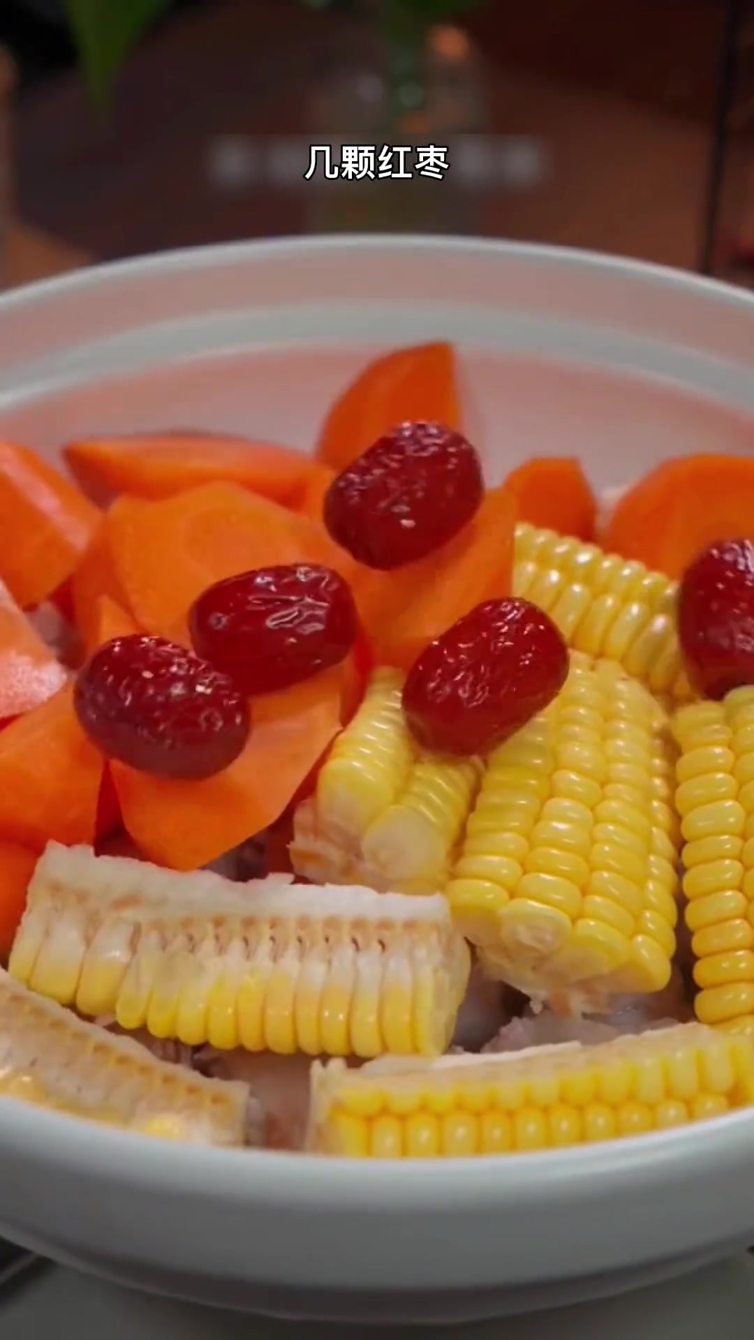 天气转凉，炖锅山药玉米排骨汤，汤鲜味美全家爱喝