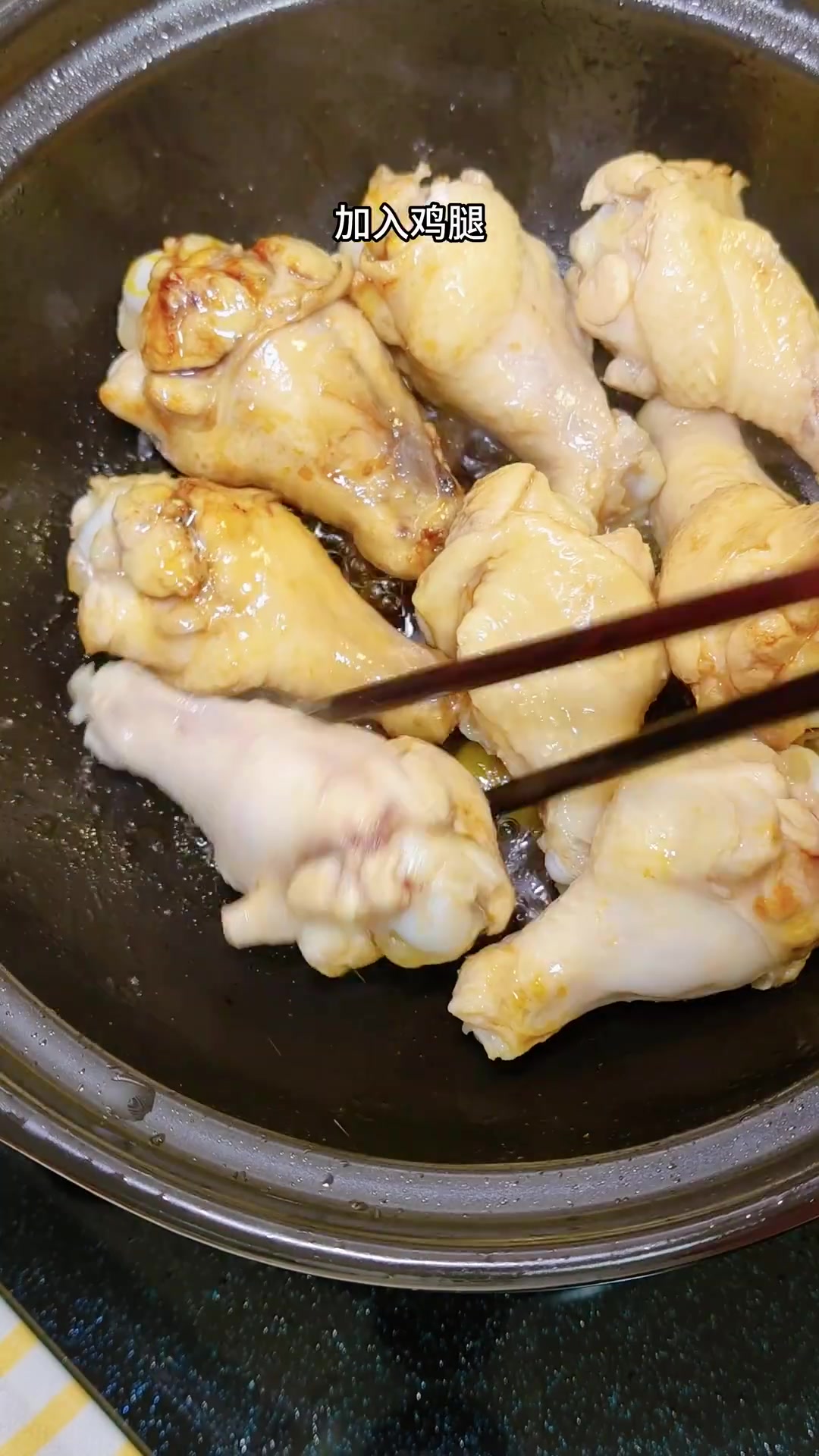 今天分享一道超满足的家常版土豆鸡腿煲，鸡腿炖得软烂脱骨，土豆绵密吸满汤汁，一口下去，暖到胃