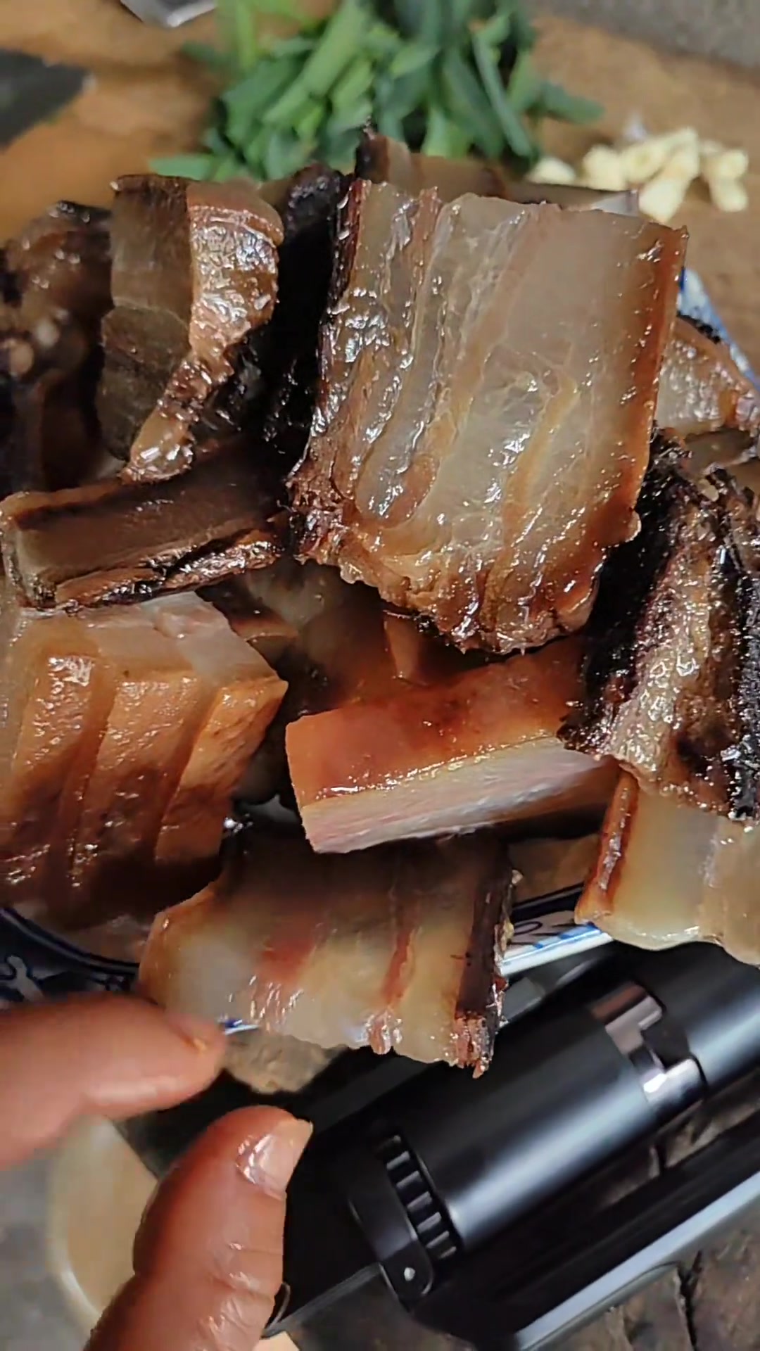 没什么菜吃,今天吃自家熏的腊肉,老乡谁懂这口农家烟熏腊肉