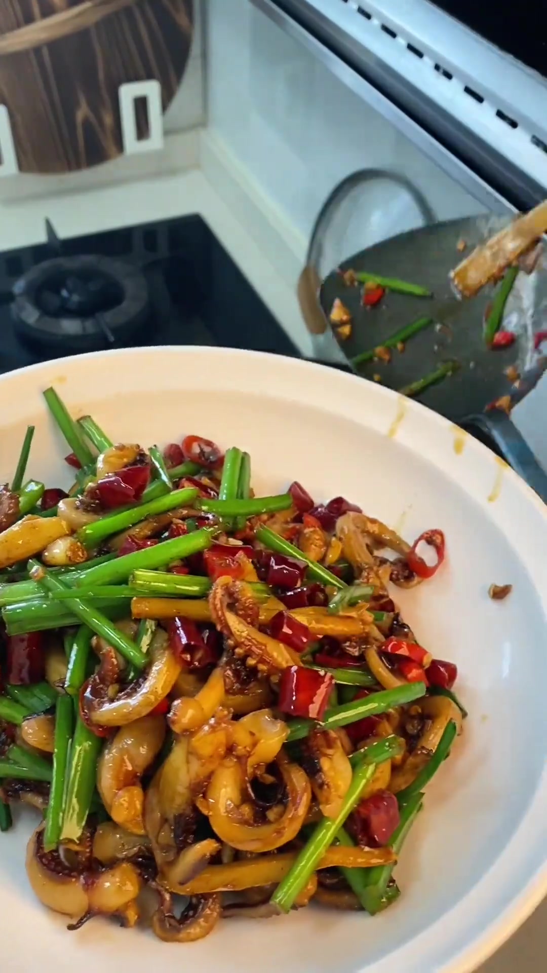 今天的韭菜花炒鱿鱼太好吃了,干香干香的