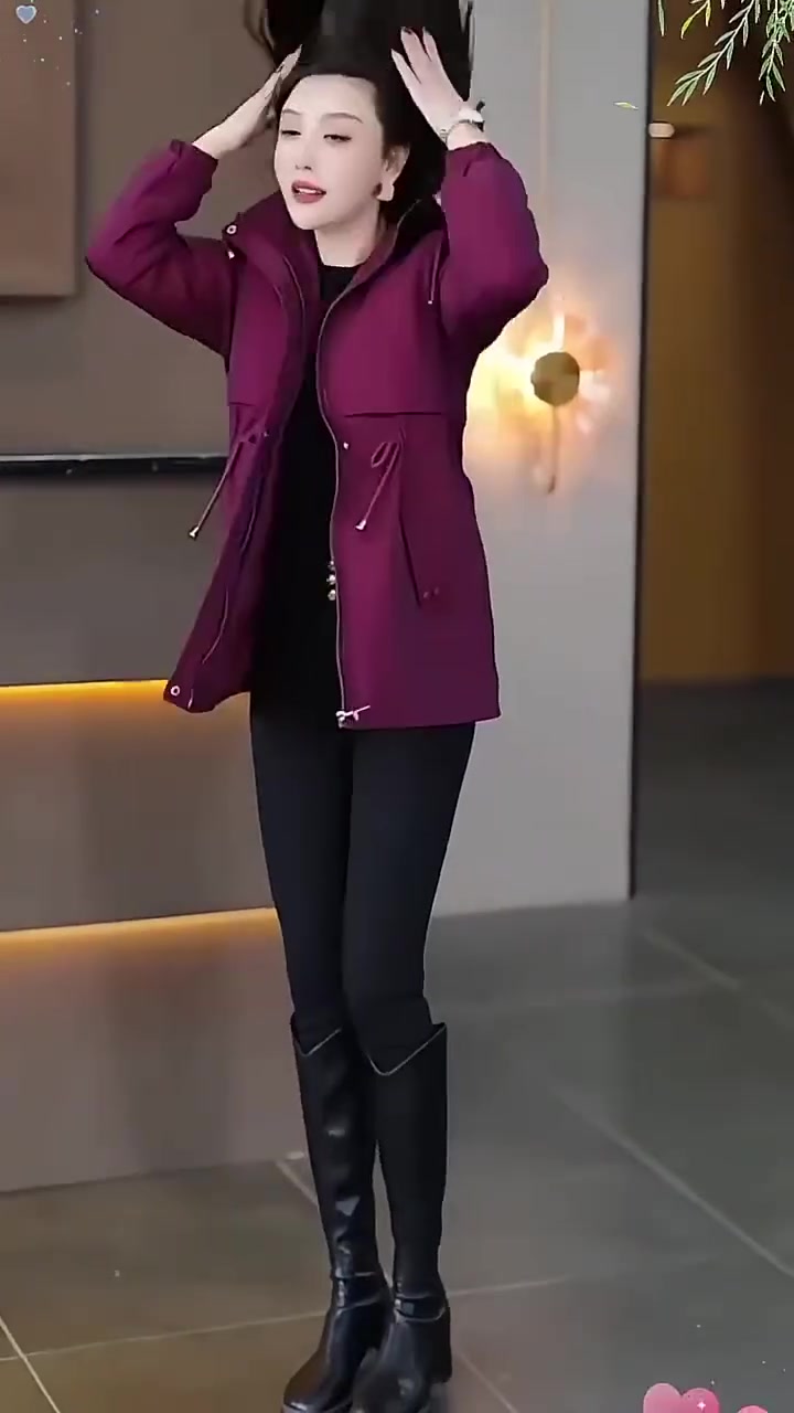 冬季新潮派克服,加绒加厚连帽设计,中长款版型兼具保暖与时尚。休闲洋气,减龄百搭,让你在寒冬