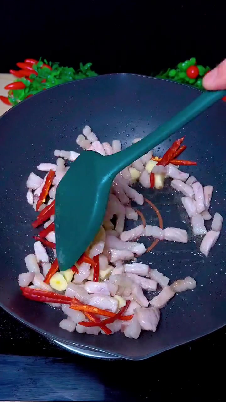 这道炒白菜杆巨下饭,做法简单快试试!