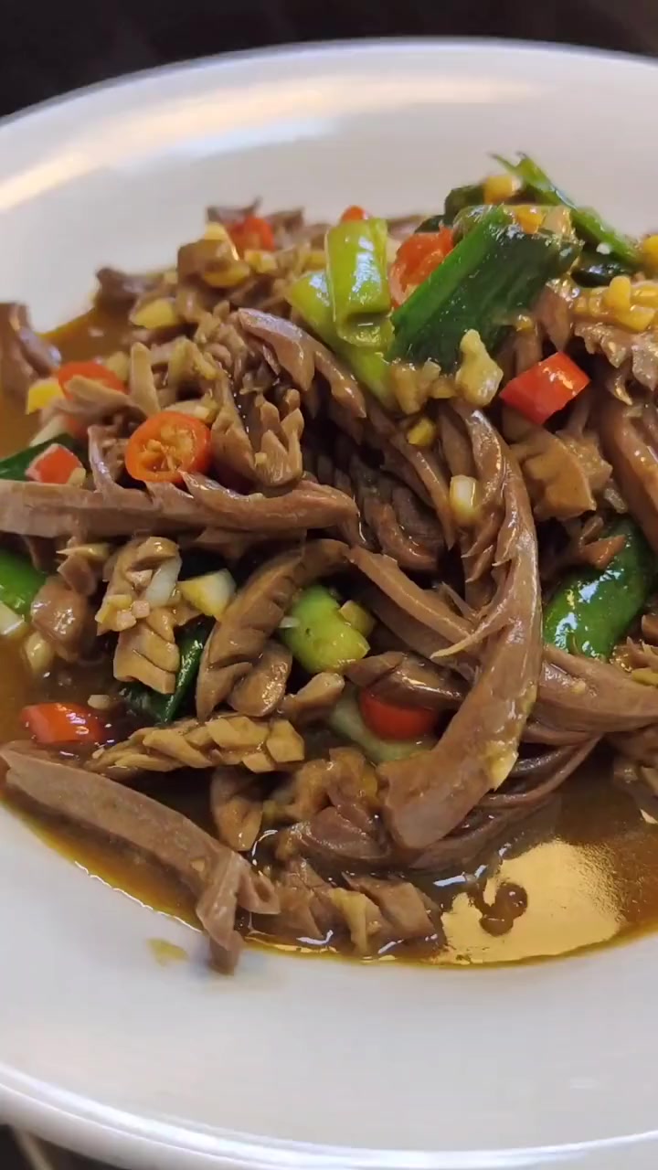 爆炒猪腰花:油热下猪腰,快速翻炒,几十秒出锅,肉质鲜香滑嫩,好吃又下饭