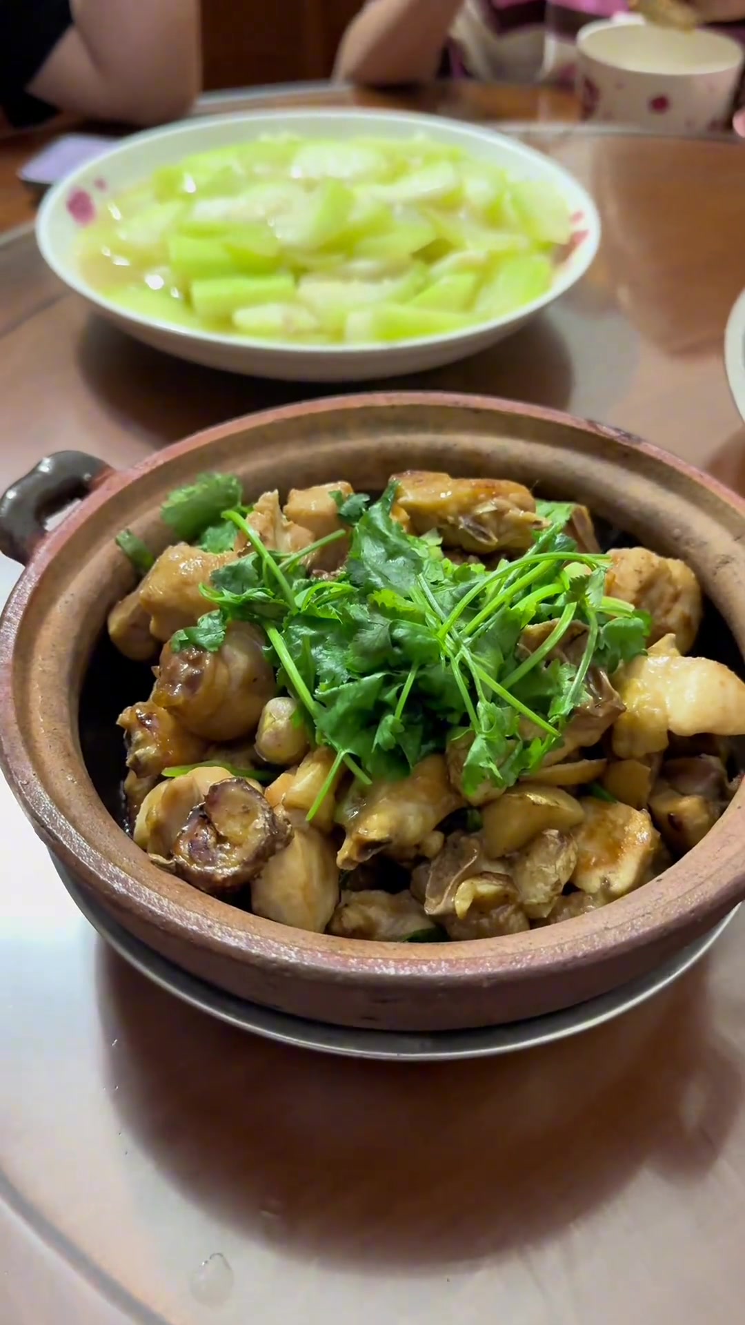 今晚晚餐:油盐果皮蒸山坑鲩鱼、姜葱啫鸡、清炒节瓜,简单一餐