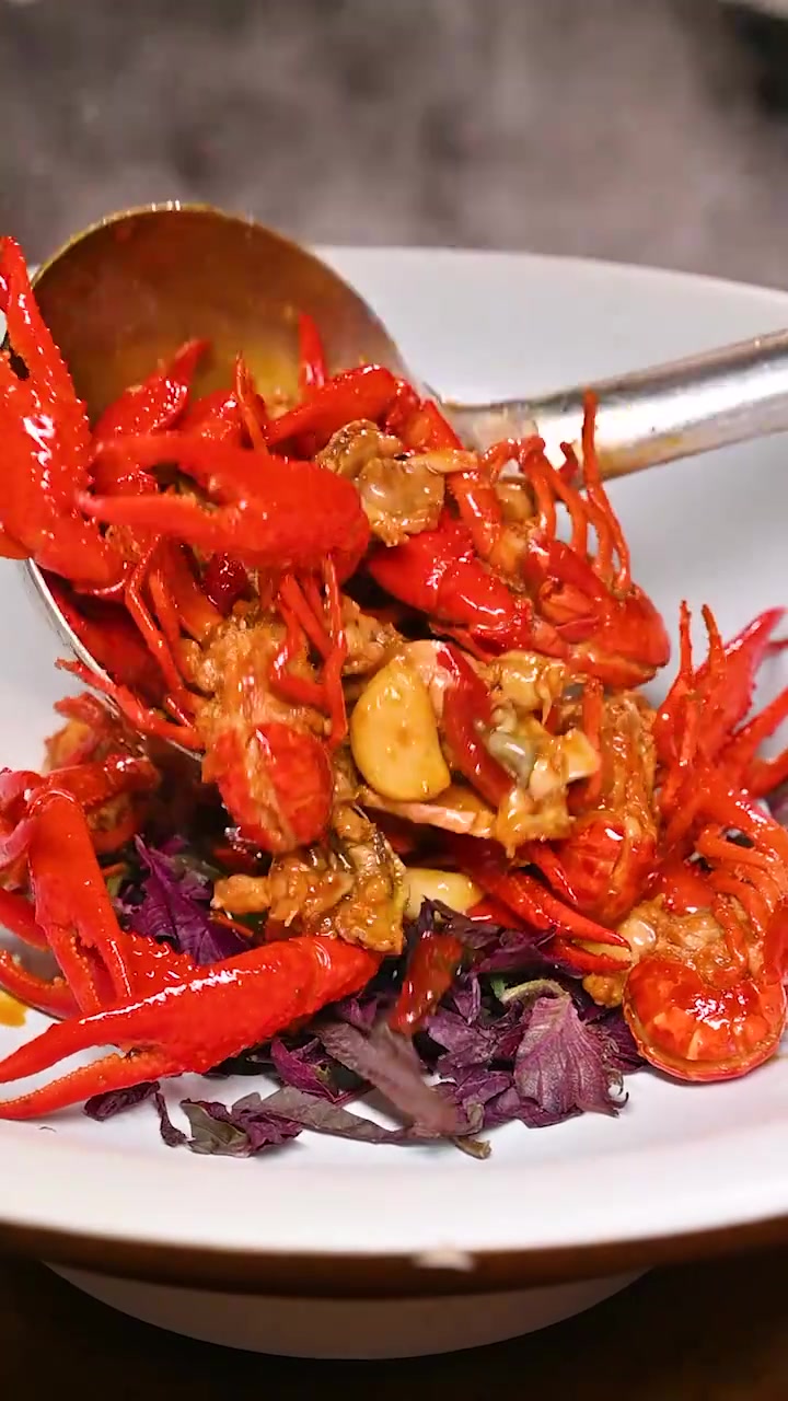 混搭菜品,爆款来袭!当小龙虾遇上田鸡,双倍暴击的快乐!秘制红油翻滚,鲜嫩田鸡腿肉裹着虾黄暴