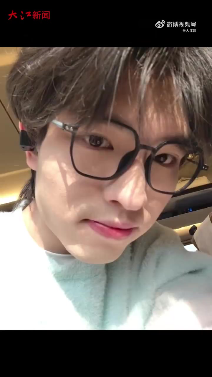 「视频丨00后画师许志阳:他失去了双手,却用臂弯绘制出绝美陶瓷!」两岁坠入沸腾石灰池,失去