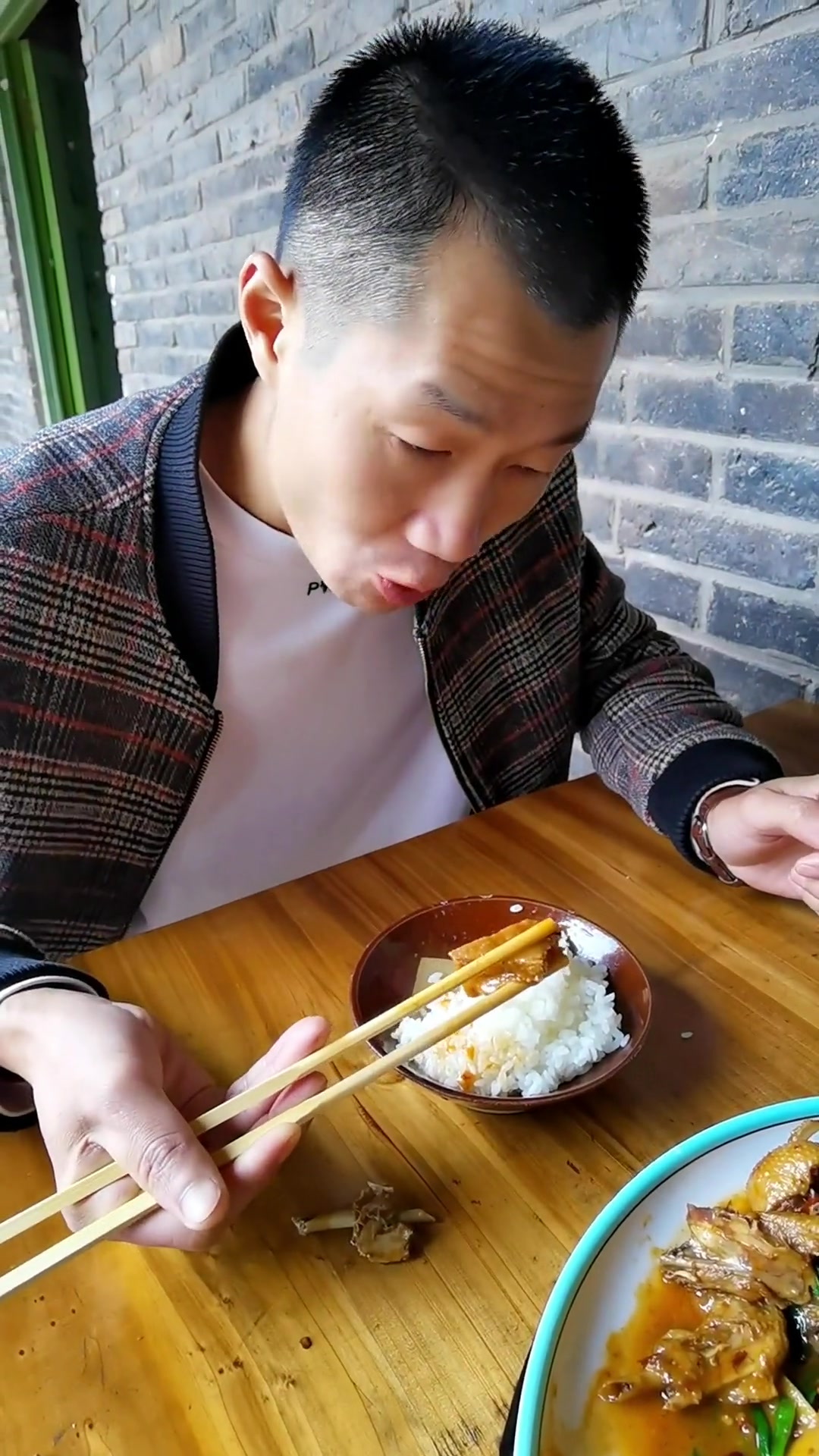 雪魔芋很多人都还不认识吧,今天就给大家安排一道峨眉特色美食,雪魔芋烧鸭