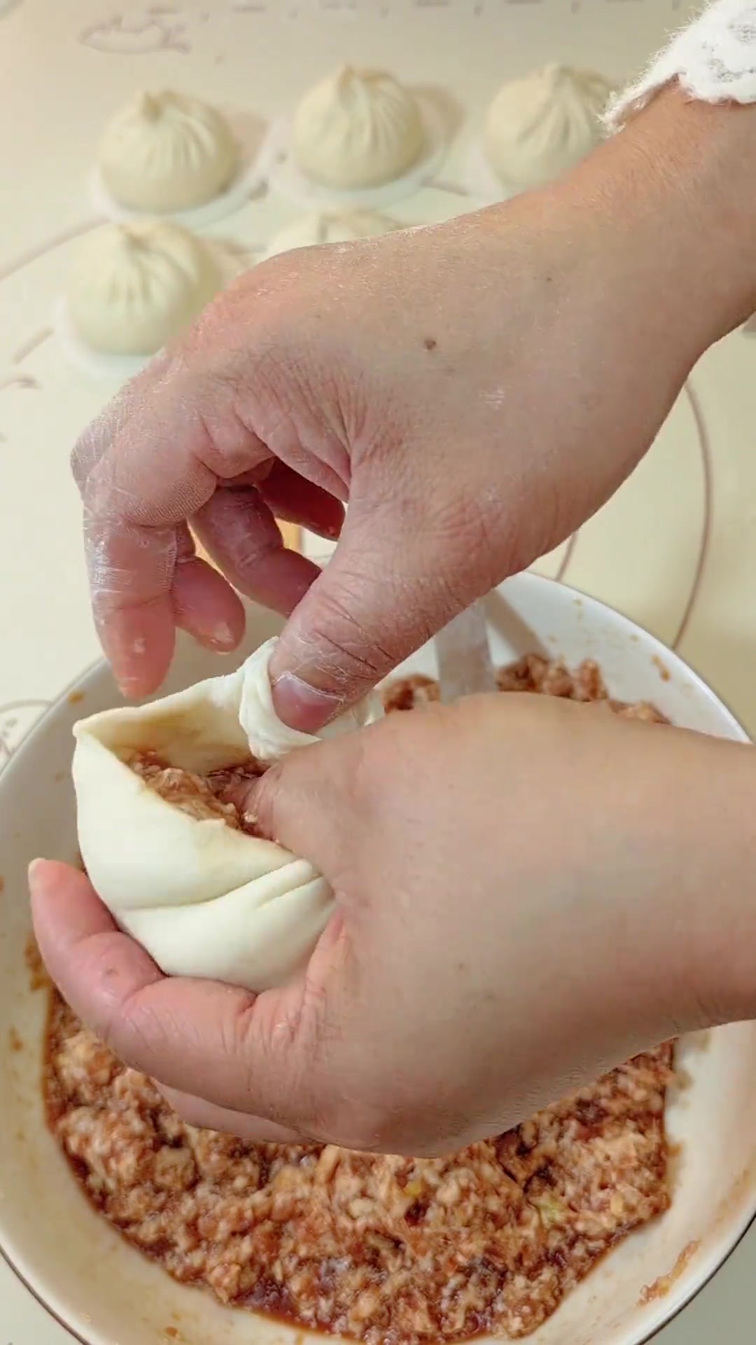 鲜嫩多汁鲜肉包子教程：皮薄馅大，调馅发面详细教学