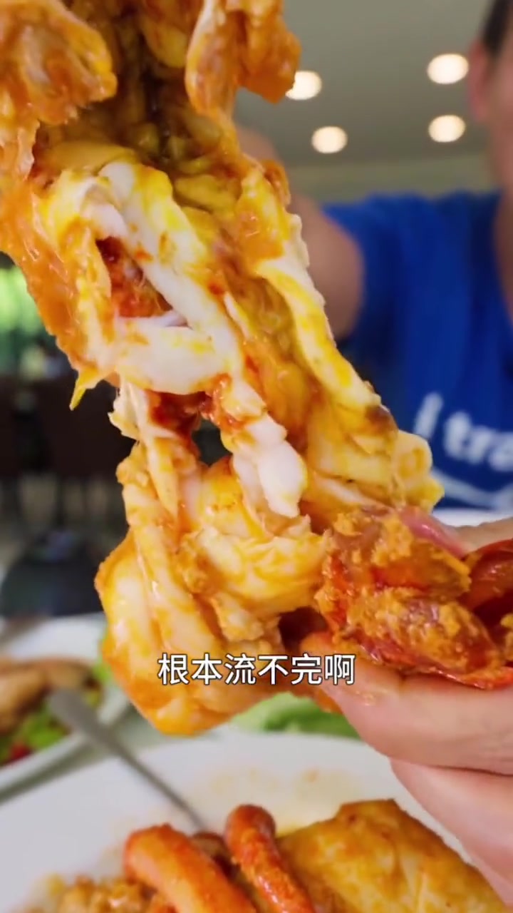 泰国男子在街头吃大河虾,这么大的个头,还是第一次见