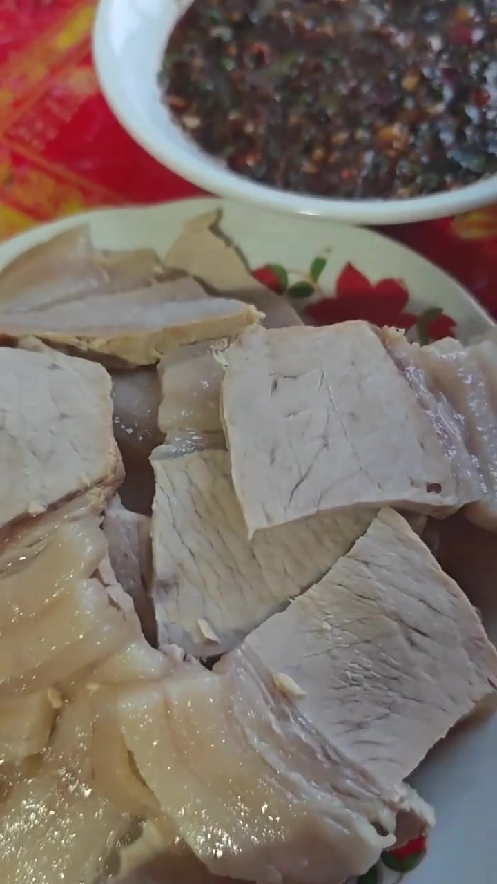帅哥们下班准备吃饭,广西人爱吃白斩肉白斩鸡白斩鹅白斩鸭