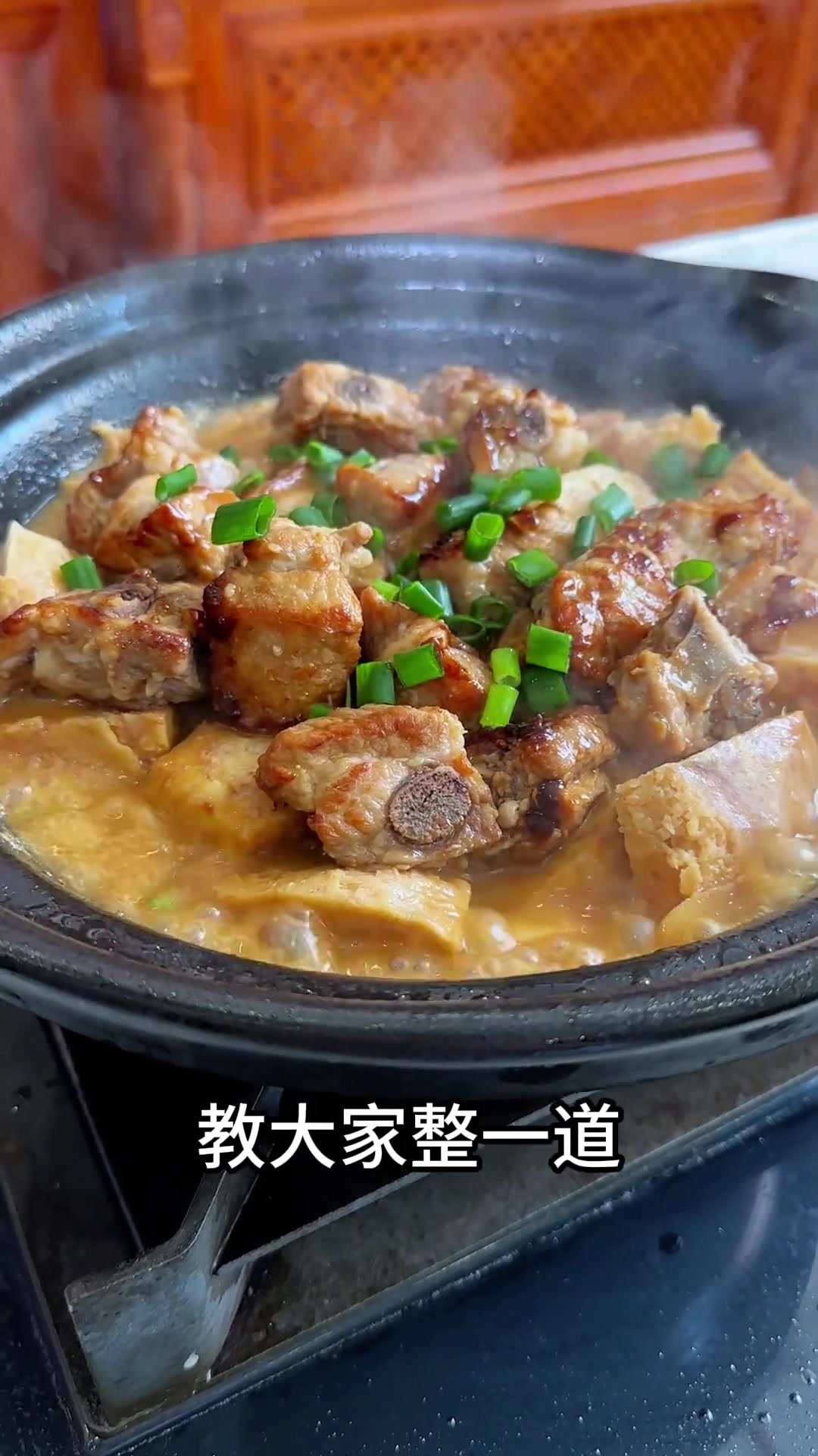 香芋排骨煲，芋头粉糯入味，排骨鲜香好吃