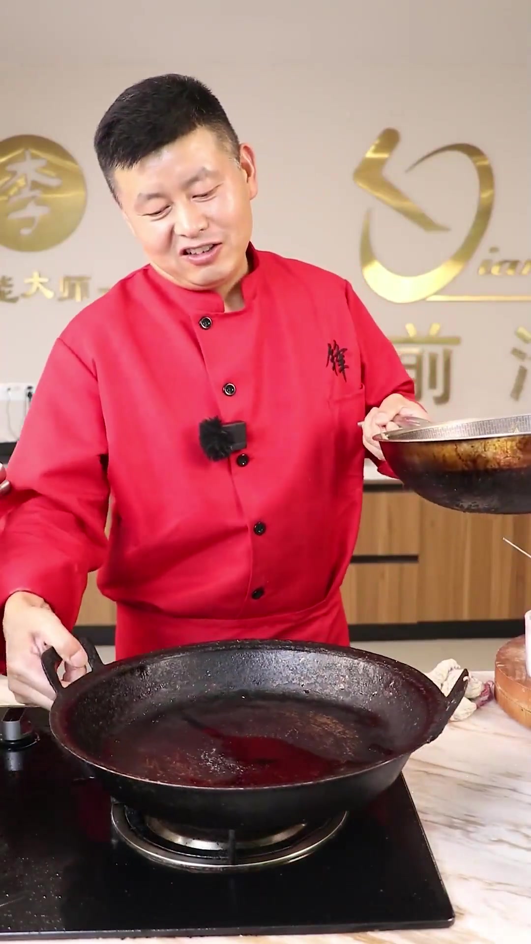 地锅杂鱼:想要味道好旧锅少不了,要想气氛好老友少不了