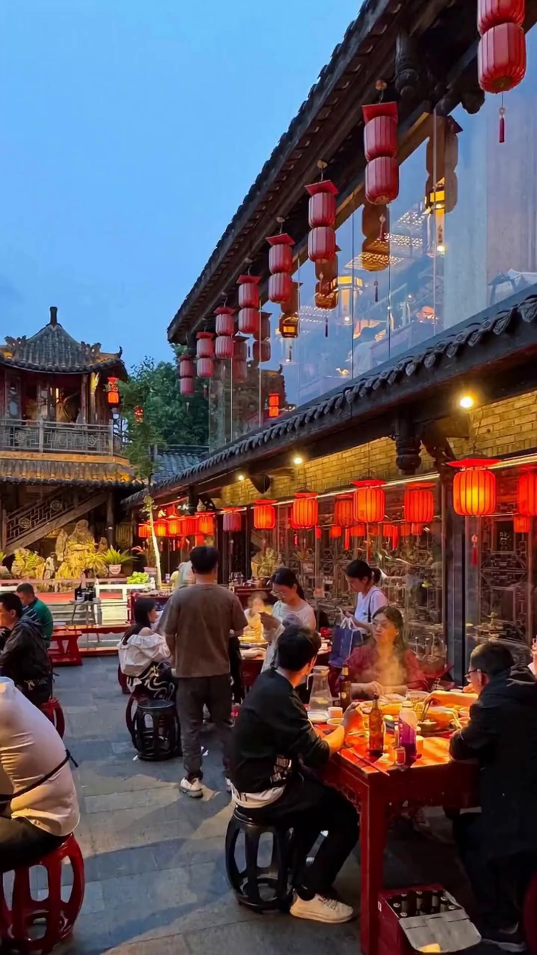 成都三大美食节同步开启，羊肉汤与汉堡的冬日狂欢等你来战！