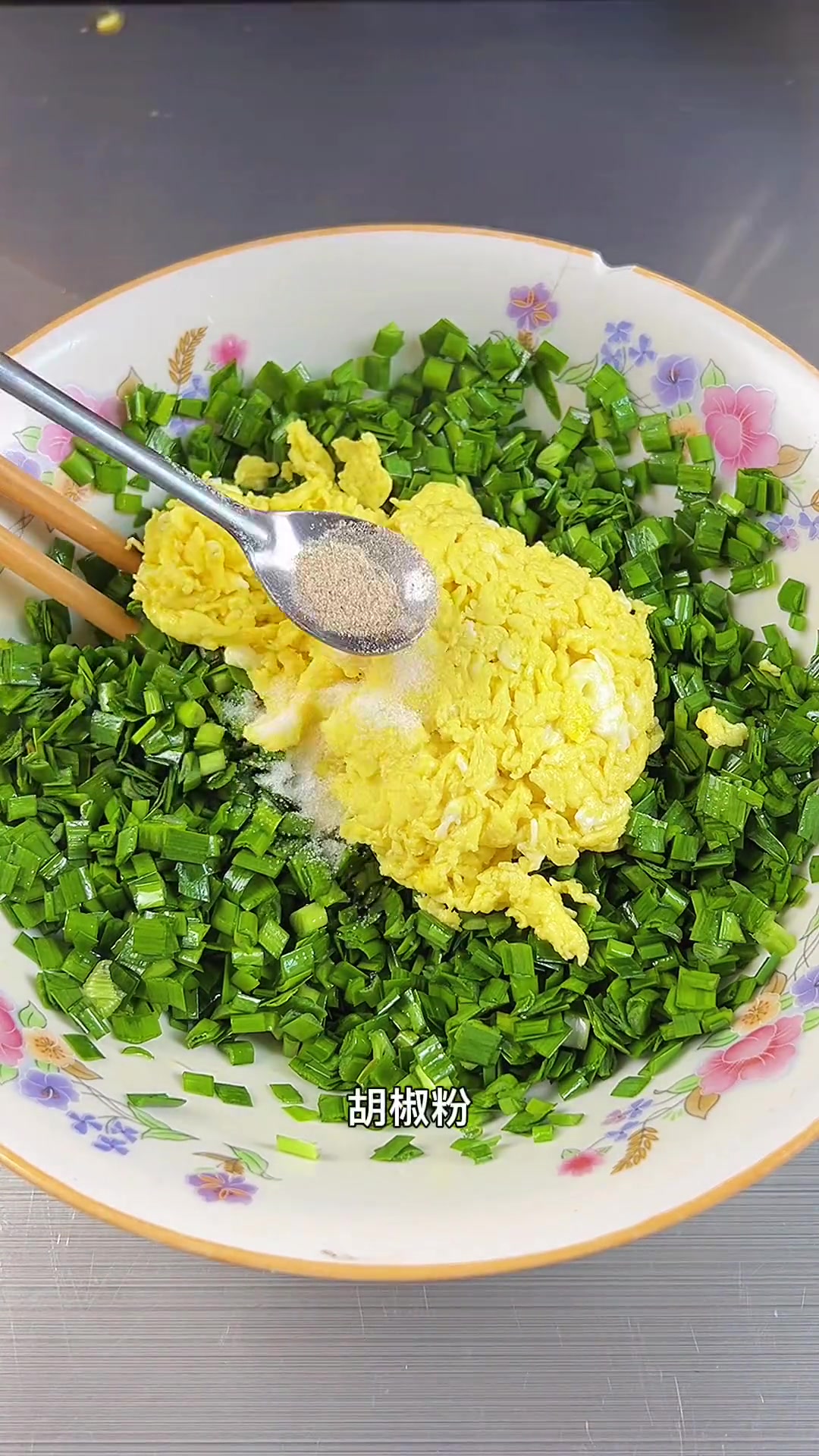 一层一层的韭菜鸡蛋馅饼，皮薄馅大做法简单超好吃