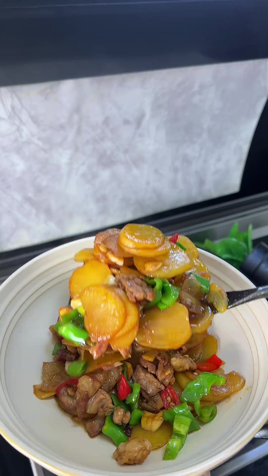 孩子爱吃的肉炒恩施黄心小土豆焦香入味粉糯每次一大碗