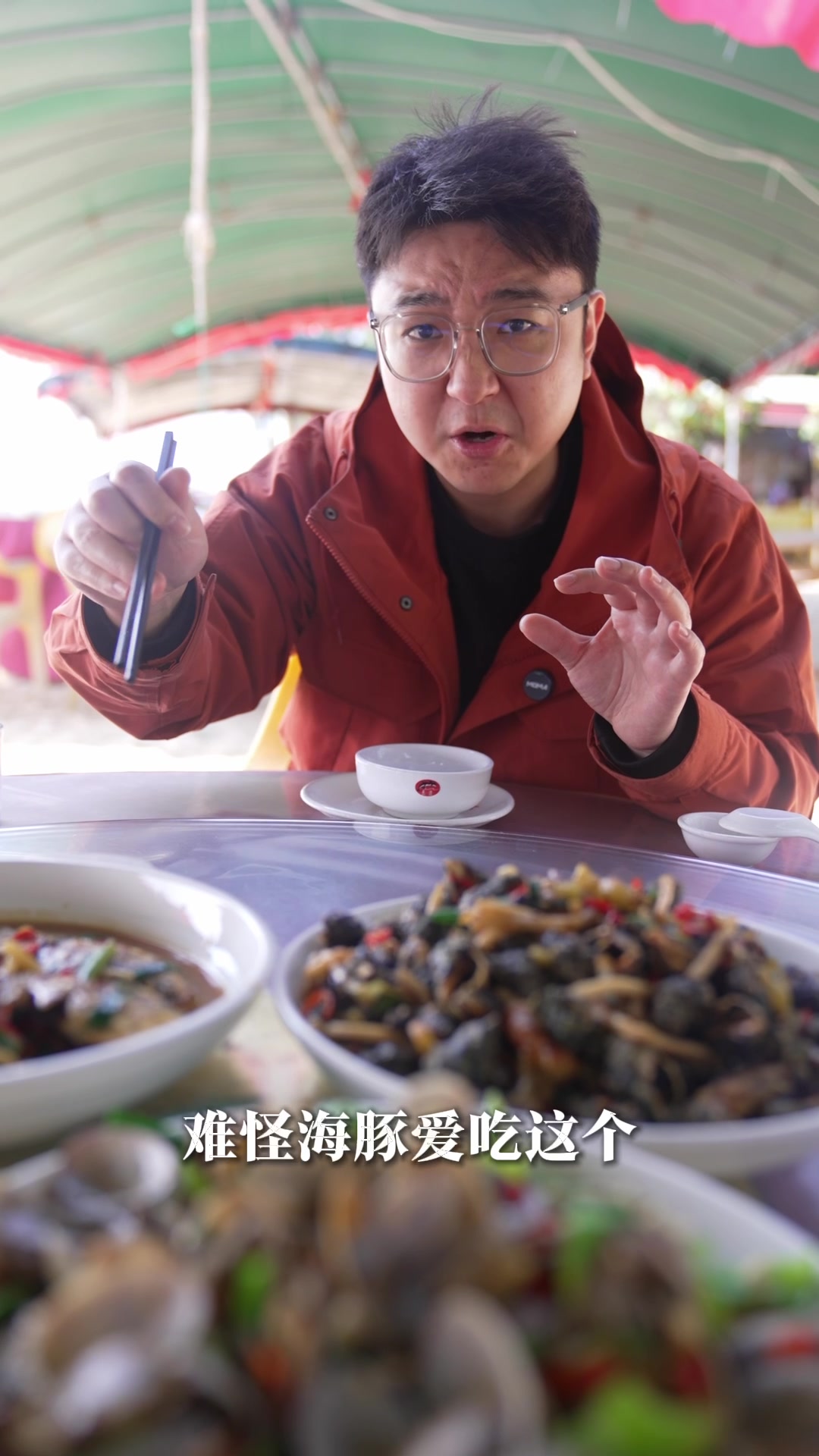 偷偷品尝海豚馆的“员工餐”,没想到这么好吃?!#广旅海豚湾、#守护中华白海豚、#广西钦州海