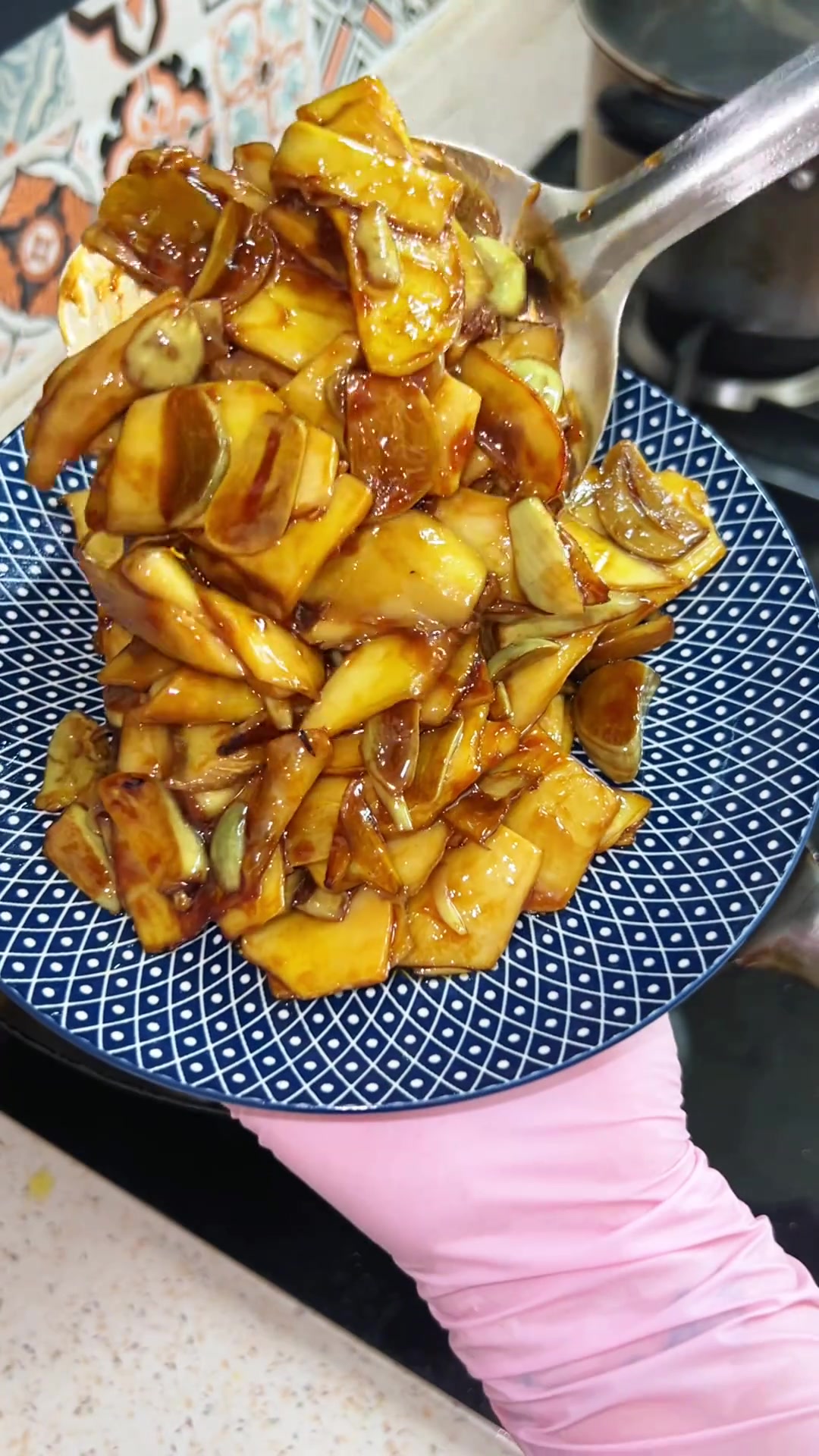 腊八蒜杏鲍菇拌米饭也太香了，就是今天的腊八蒜不太好