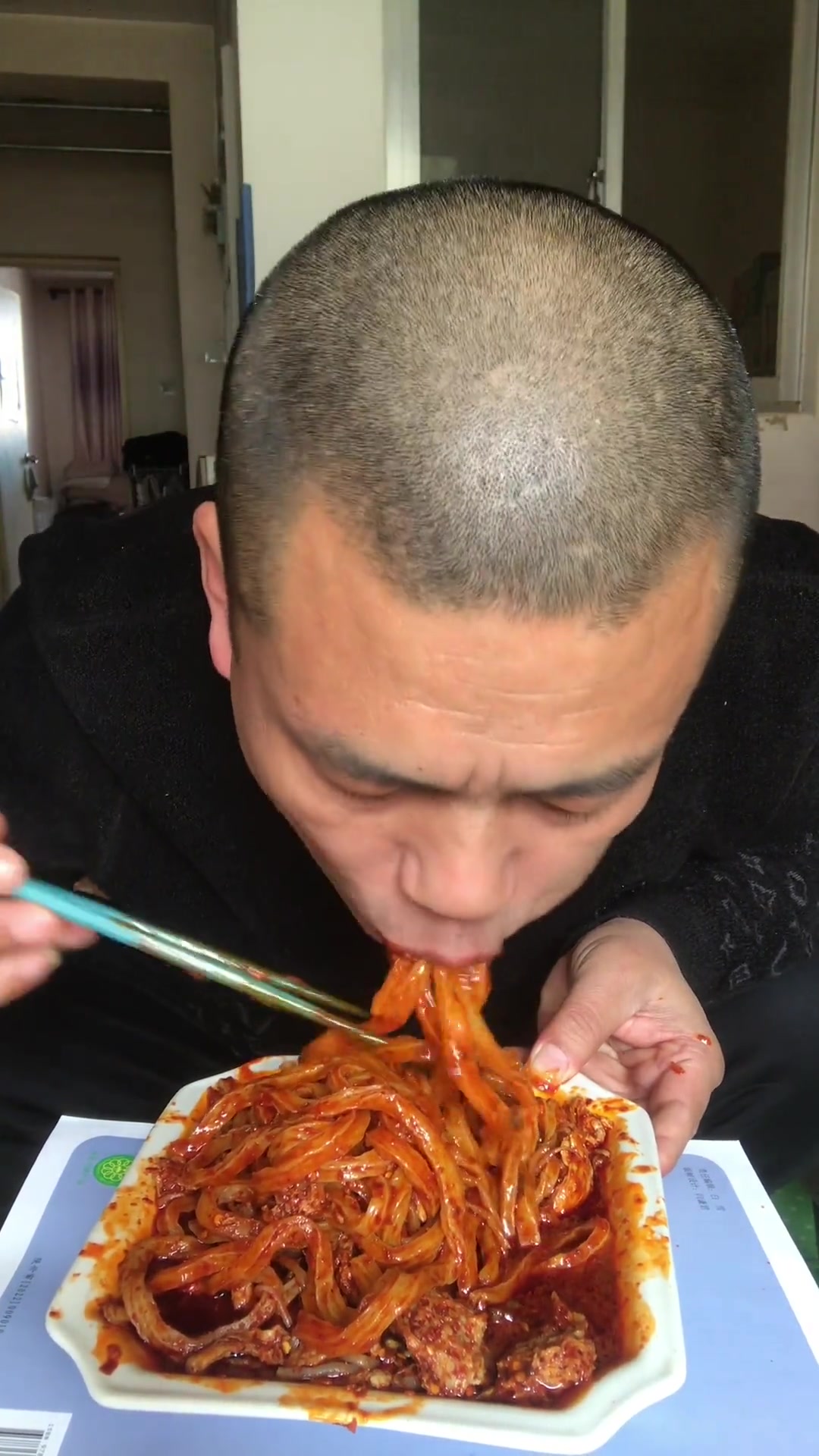 生日先喂嘴,鸡蛋配擀面皮!