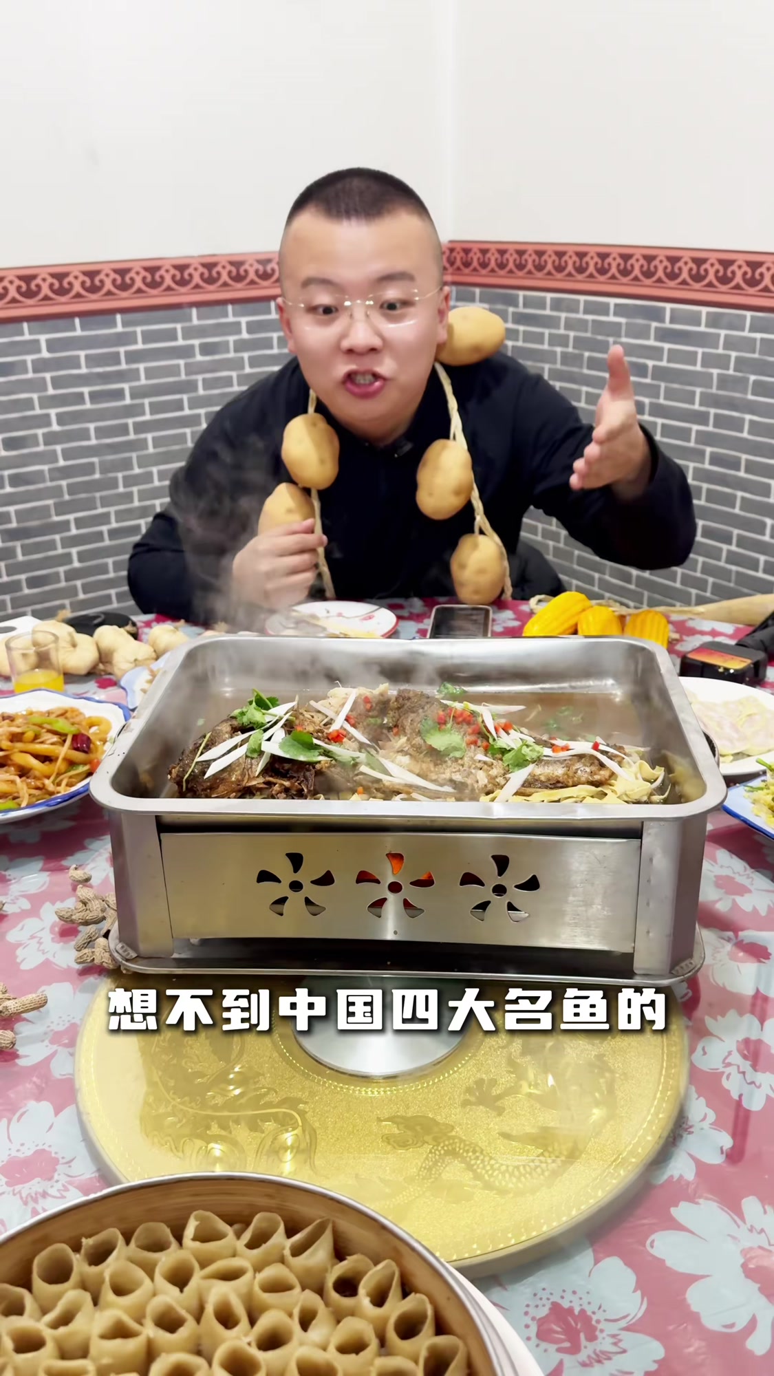 榆古饭店黄河鲤鱼做啊的酥骨鱼!还有岚县土豆宴!@榆古饭店～土豆宴美食