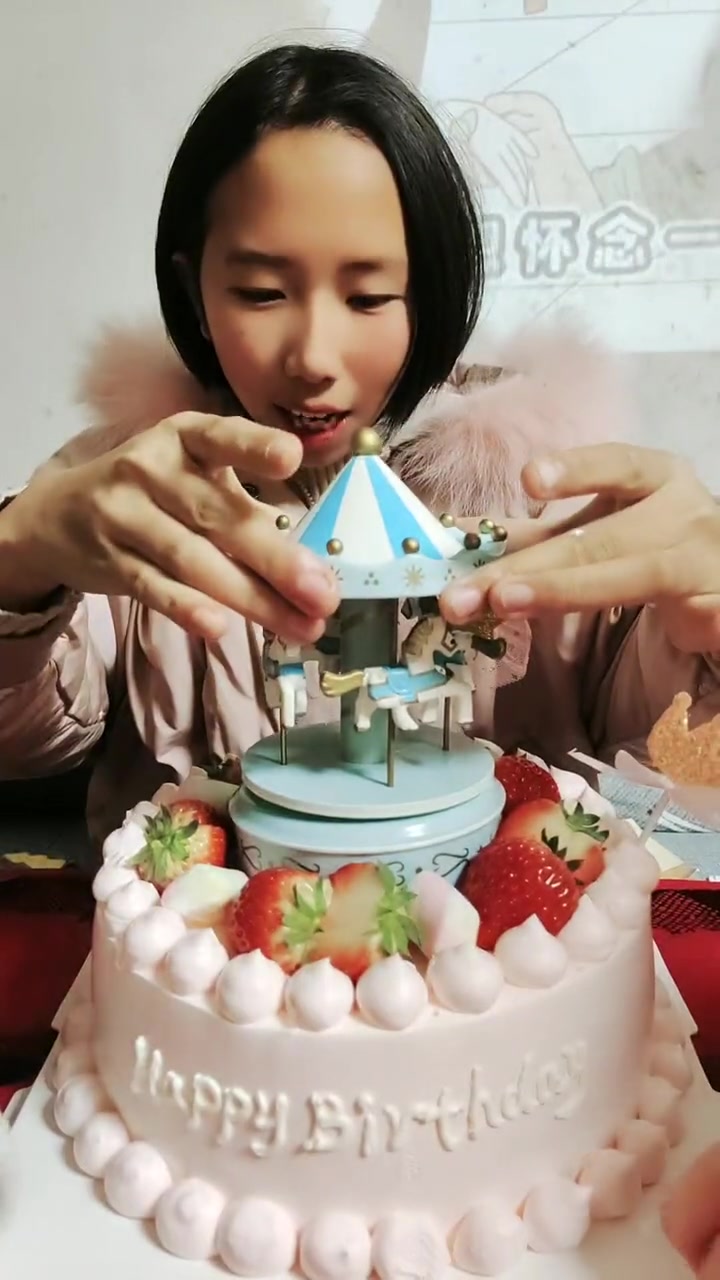 表弟从宁波回来了,给姐姐补买的生日蛋糕,幸福感爆棚,我家大公主明年中考大捷!学业有成!