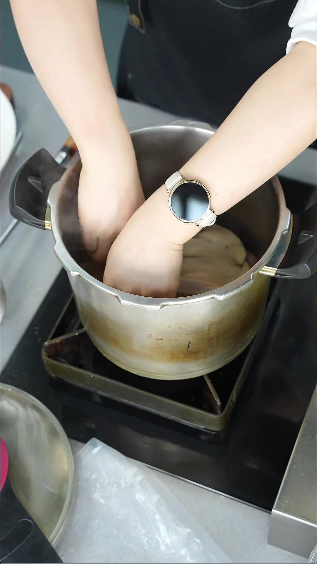 老鸭笋丝煲，汤清味美营养滋补，汤汁鲜嫩，开胃不油腻