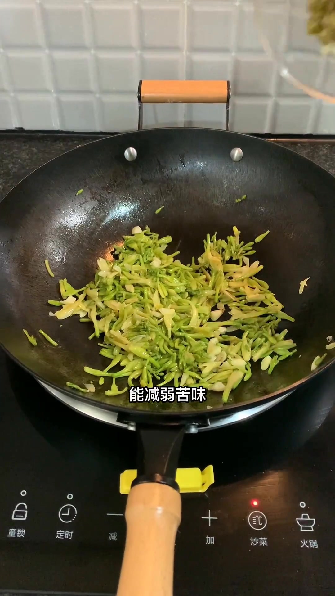 品尝酸辣木瓜花、假蒟叶菜包和虾滑假蒟煎饺,太香啦!