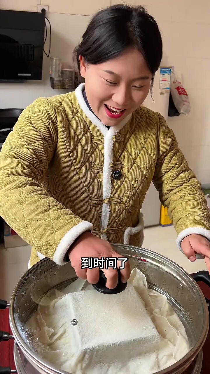 今天用大米粉和黑芝麻，做了点桂花米糕给奶奶吃，奶奶一辈子在村里，没吃过什么好吃的，趁着我们