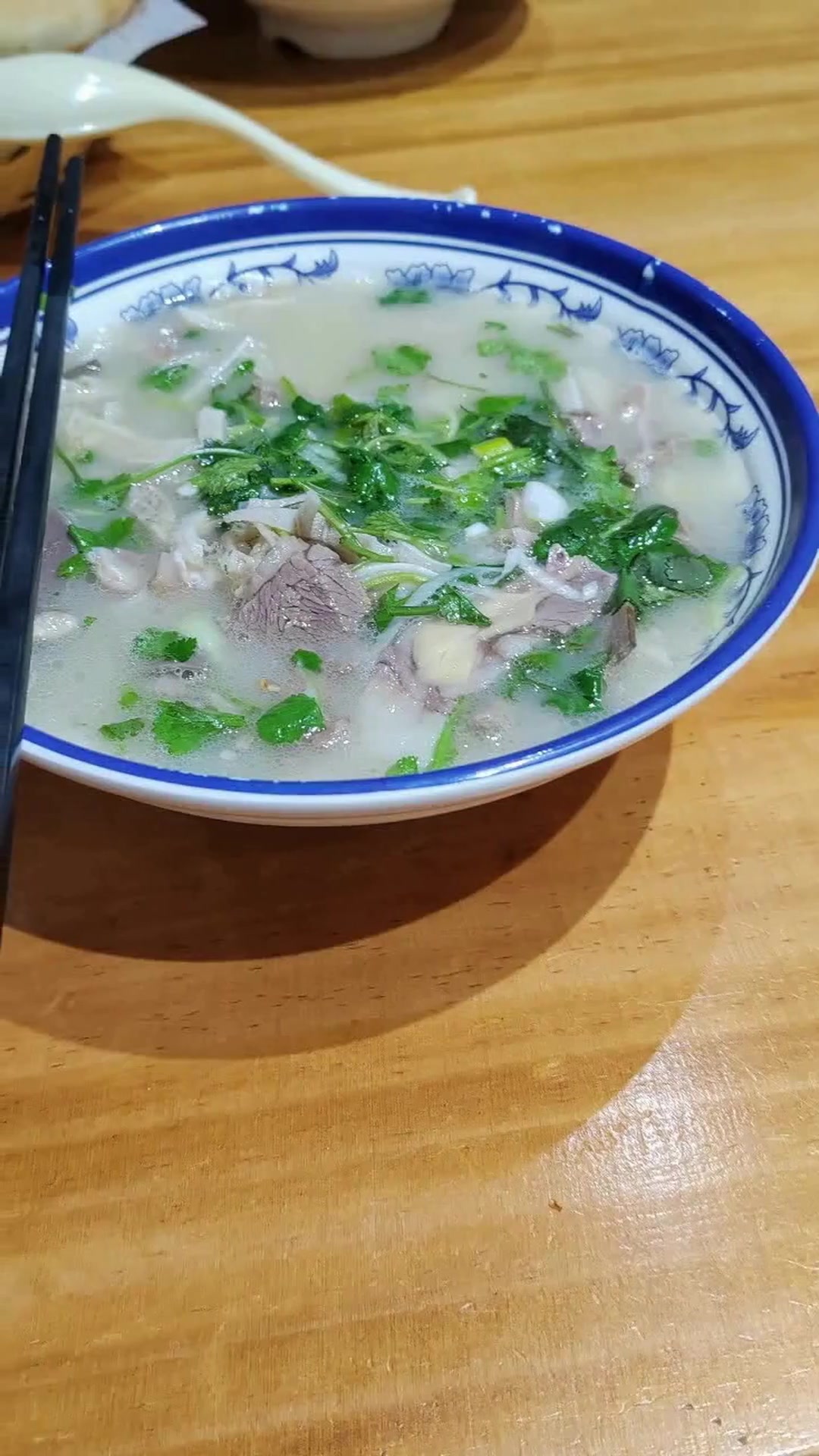 成都小关庙街冬至夜烟火气浓,羊肉汤价格与去年持平,你会去打卡吗?