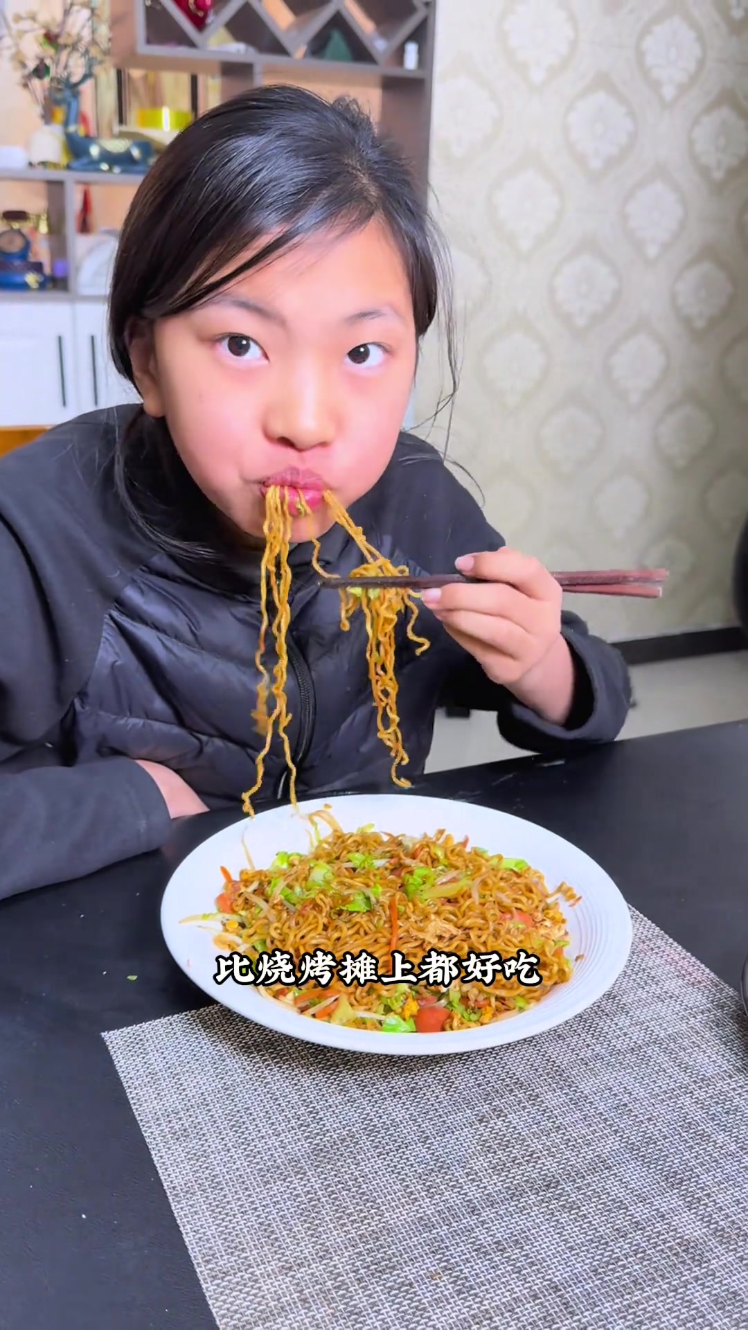 夜市烧烤摊桌桌必点的炒方便面,在家这样炒秒杀摊味