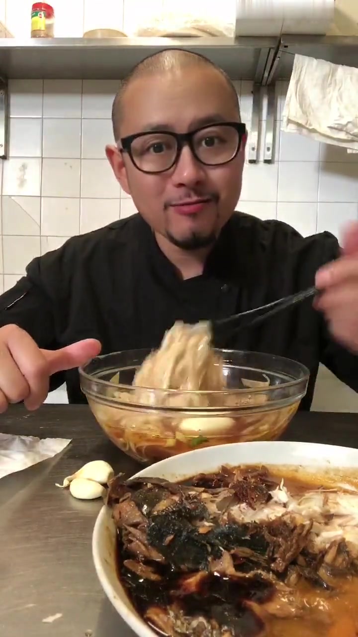 活干完一碗挂面两个蛋，配隔夜大西洋鲭鱼，简单工作餐吃完继续干！