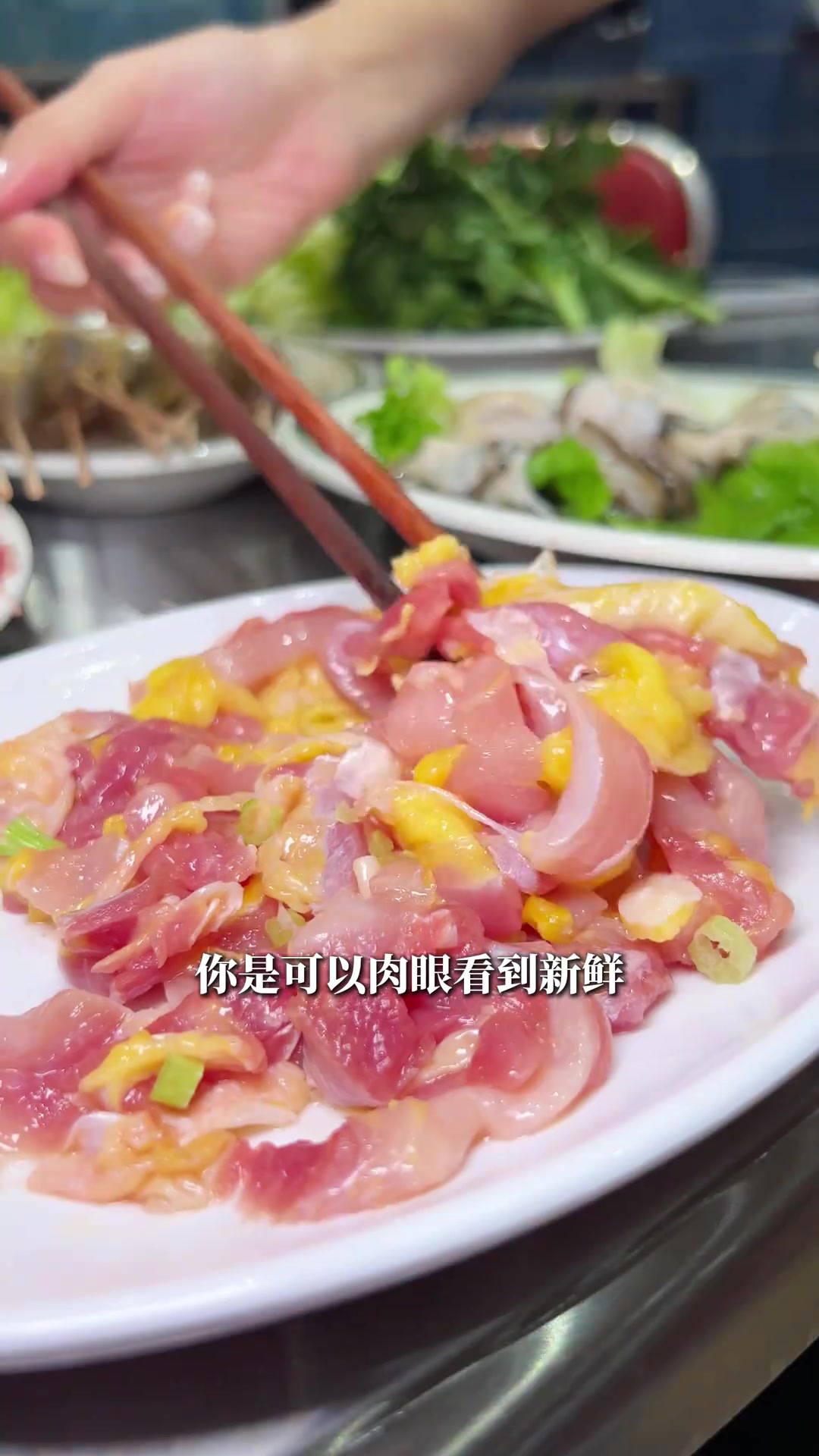 要想生活过得好，就得去吃一顿炭炉鸡煲