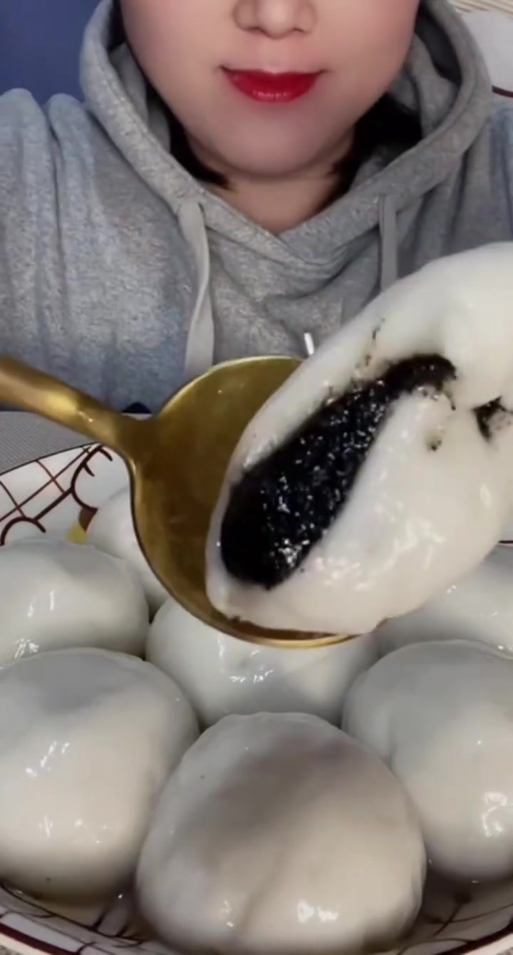 黑芝麻大汤圆，馅料超足，香到哇塞！