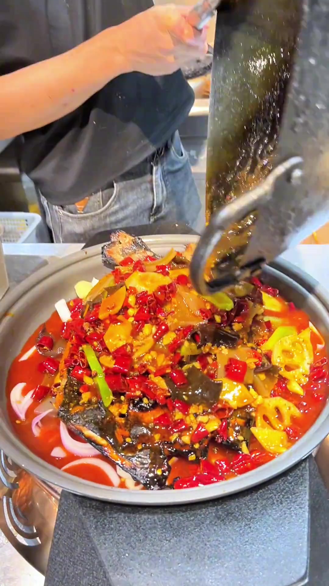 可以烫菜的蔬菜烤鱼,味道相当不错哦