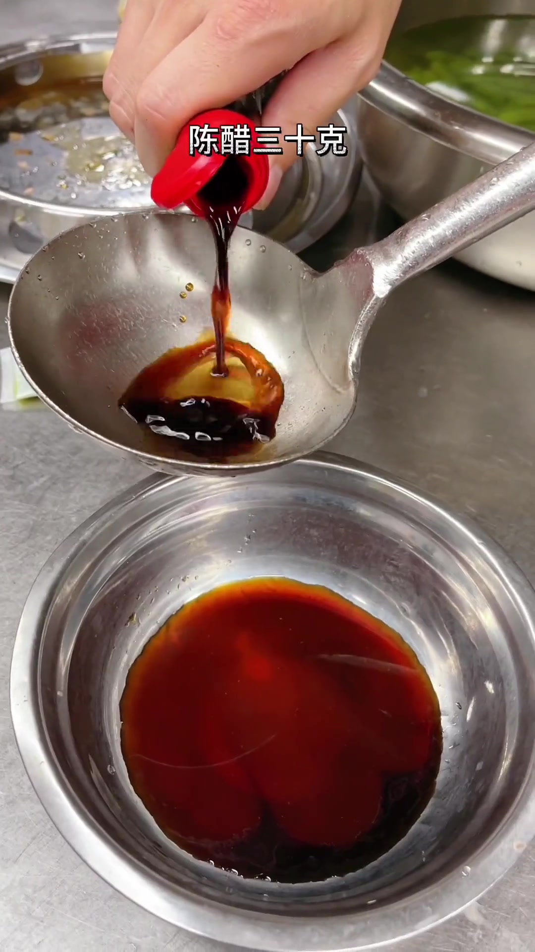 毛豆应该是夏天必不可少的一道下酒凉菜吧，今天分享两道做法，各有千秋，不分伯仲