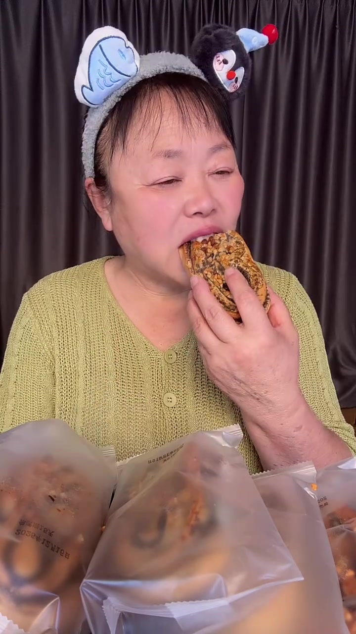 管理期的姐妹不吃糖的可以安排这个,黑芝麻全麦坚果欧包面包饱腹早餐代餐,健康营养坚果欧包推荐