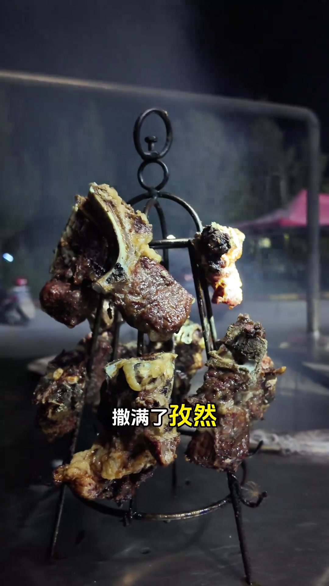 来新疆吃烤羊肉多享受?香茶西瓜烤肉三件套,快乐谁能拒绝!